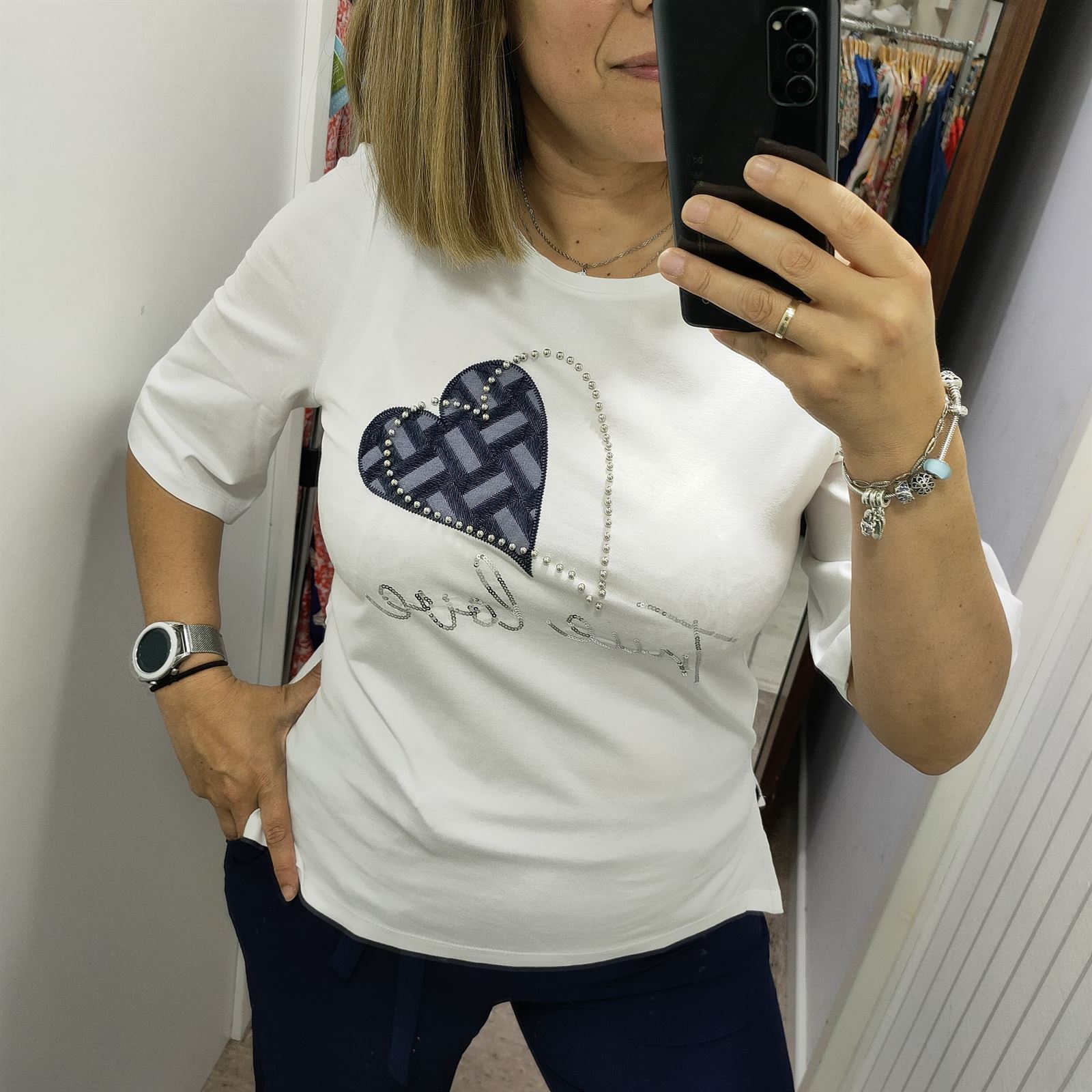 Camiseta blanca corazón azul - Imagen 1