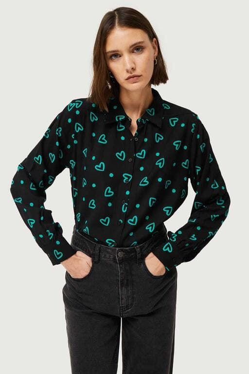 Compañía Fantástica_ Camisa estampada corazones verdes - Imagen 1