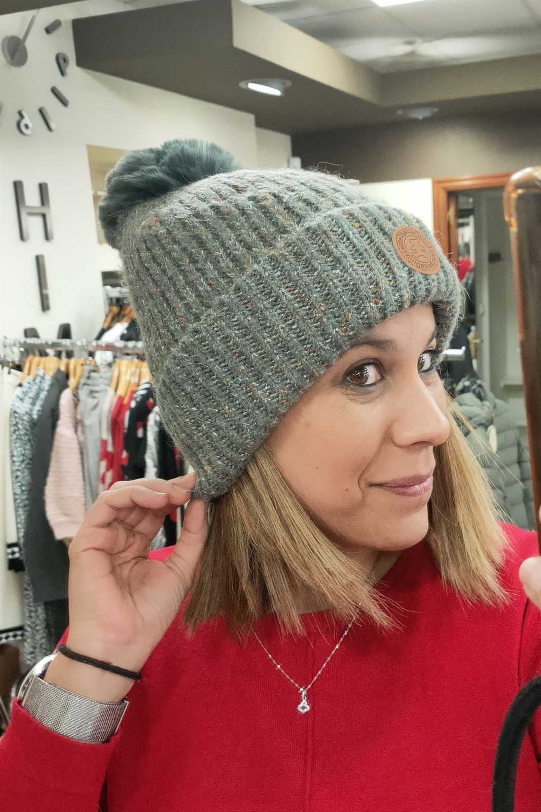 Gorro pompom gris - Imagen 1